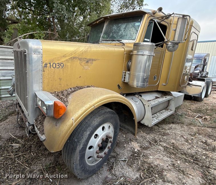 2002 Peterbilt 379 semi truck - EJ3281