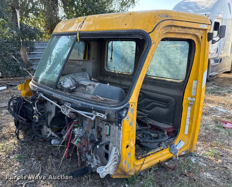 2014 Freightliner Cascadia semi truck cab - EJ3294