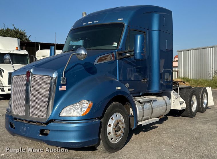 2015 Kenworth T680 semi truck - EJ3298