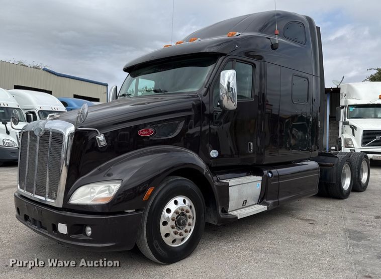 2015 Peterbilt 587 semi truck - EJ3301