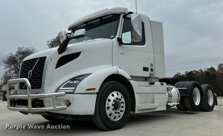 2020 Volvo VNR semi truck - EM0011