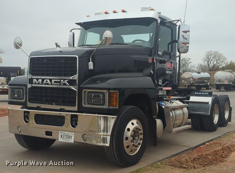 2022 Mack Pinnacle semi truck - ER4562
