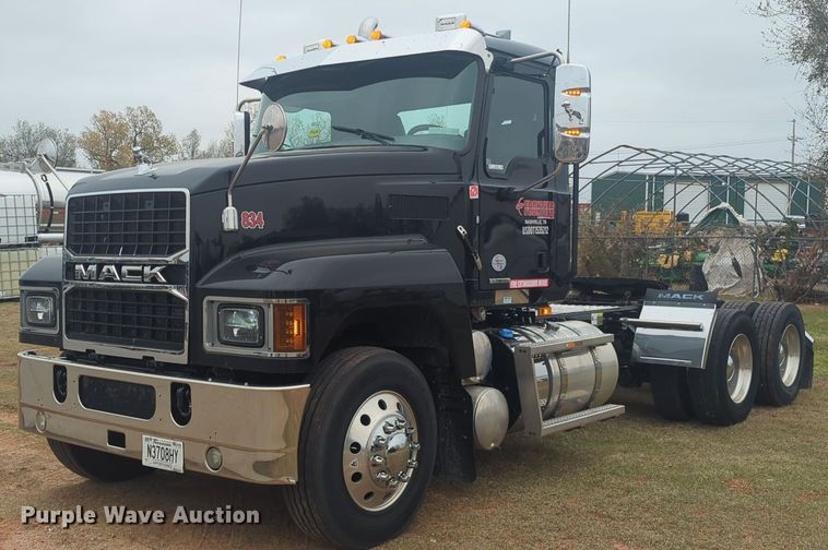 2022 Mack Pinnacle semi truck - ER4563