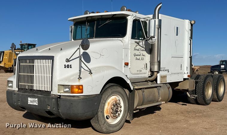 1991 International 9400 semi truck - ER8362
