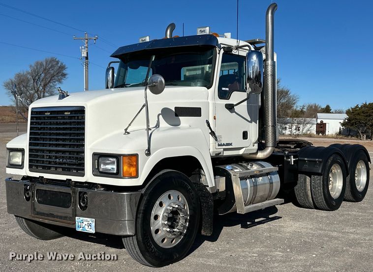 2013 Mack 600 semi truck - ER8445