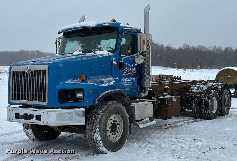 2005 International 5600i roll-off container truck - NJ9578