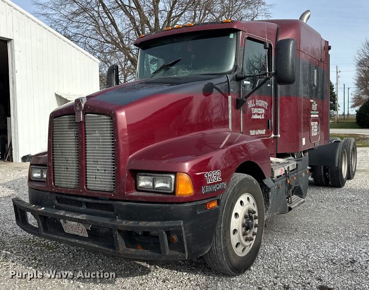 2003 Kenworth T600 semi truck - OG9730