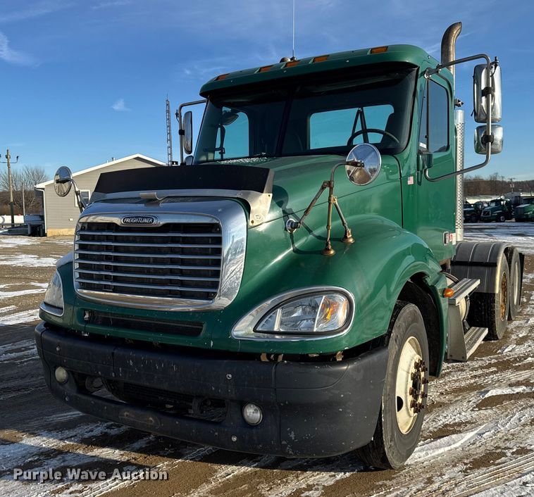2004 Freightliner Columbia 120 semi truck - OG9761