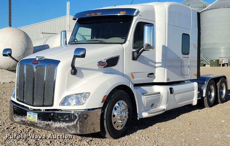 2020 Peterbilt 579 semi truck - OH9459