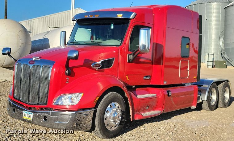 2020 Peterbilt 579 semi truck - OH9460