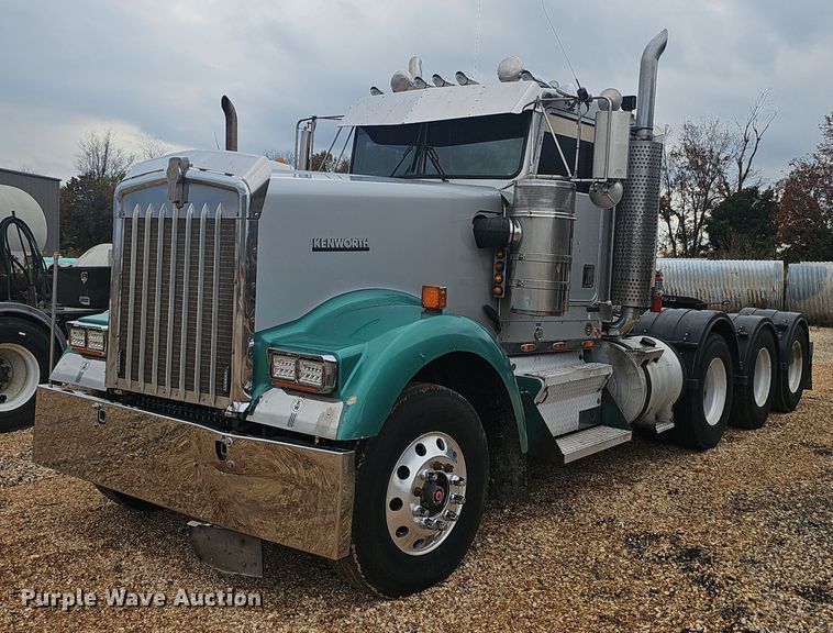 2000 Kenworth W900L semi truck - OJ9077