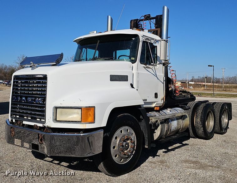 2000 Mack CH600 semi truck - OJ9205