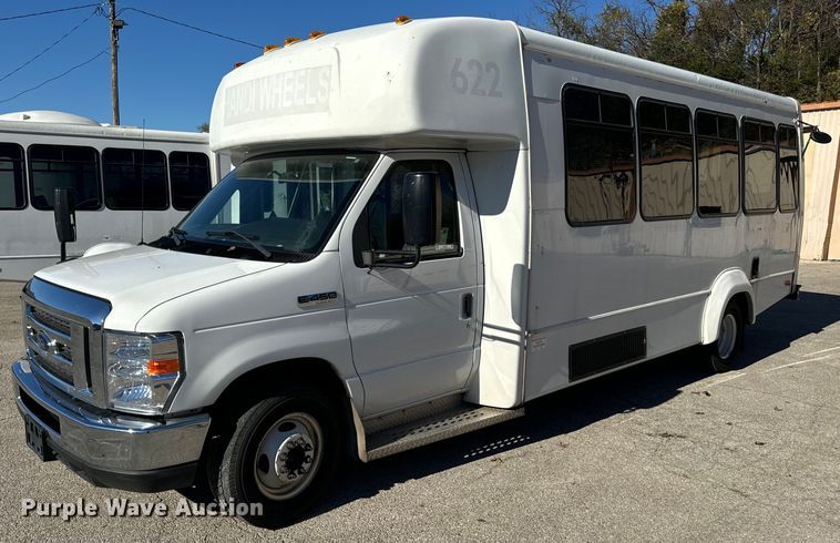 2013 Ford E450 shuttle bus - EH7254
