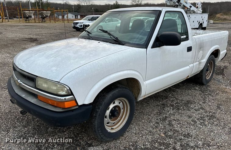 2003 Chevrolet S10 pickup truck - EH7417