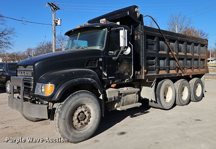 2004 Mack CV713 Granite dump truck - EI8668