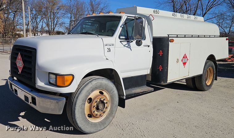 1998 Ford F700 fuel truck - EI8670