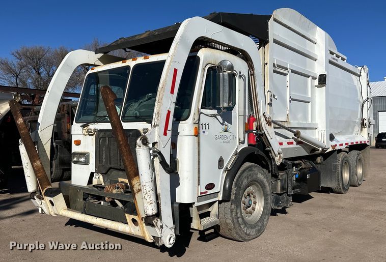 2012 Peterbilt 320 refuse truck - ER8432