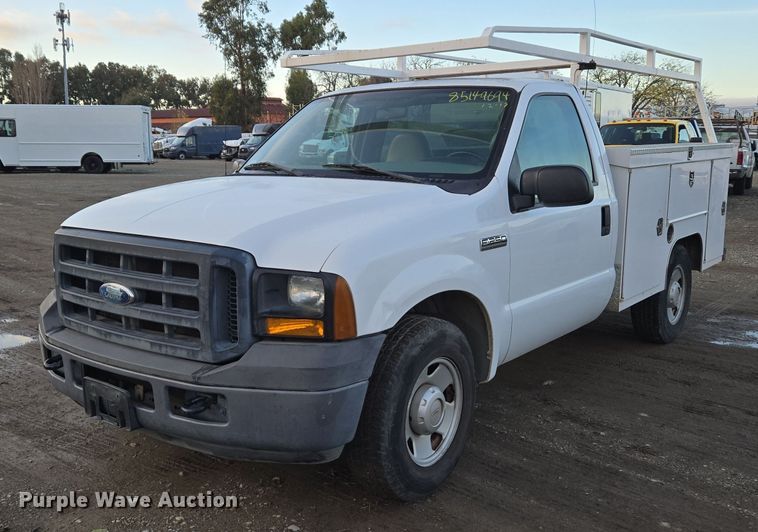 2006 Ford F250 Super Duty XL utility bed pickup truck - YA0279