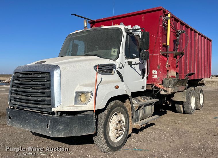 2013 Freightliner 114SD feed mixer truck  - ER8374