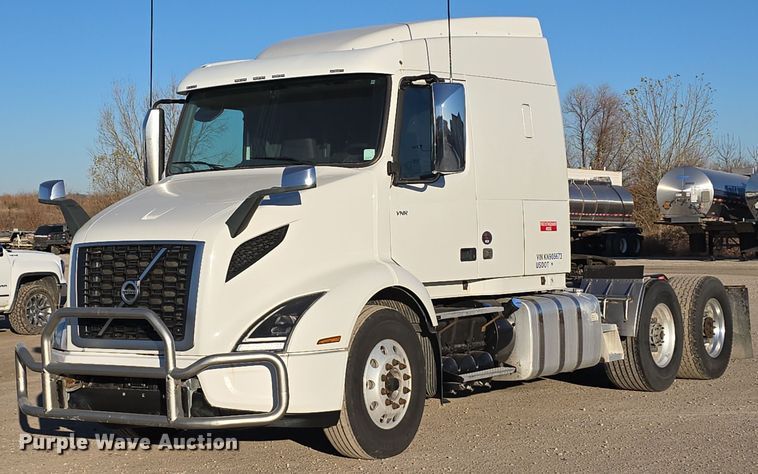 2019 Volvo VNR semi truck - DV0125