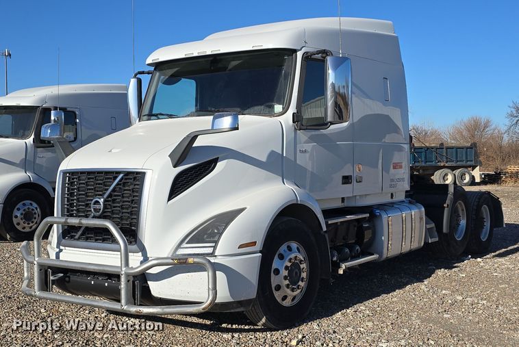 2020 Volvo VNR semi truck - DV0126