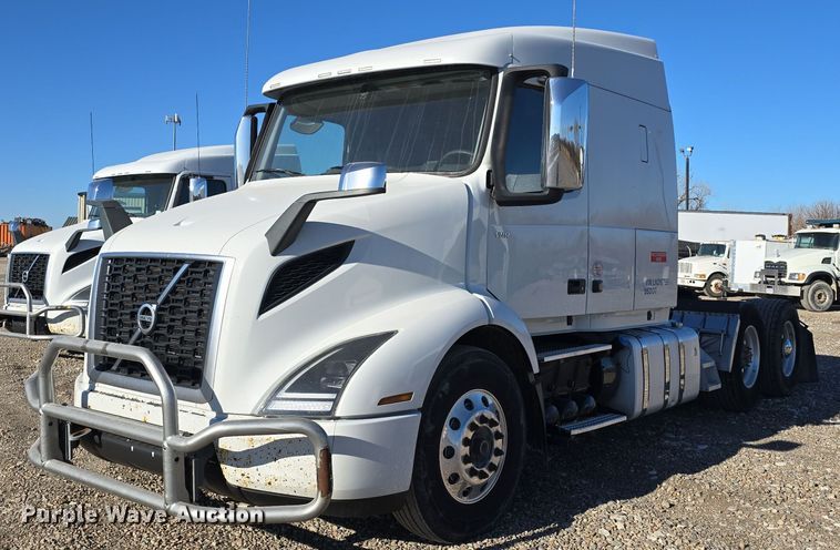 2020 Volvo VNR semi truck - DV0128
