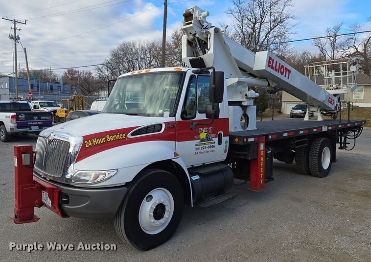 2006 International 4300 bucket truck - EQ3833