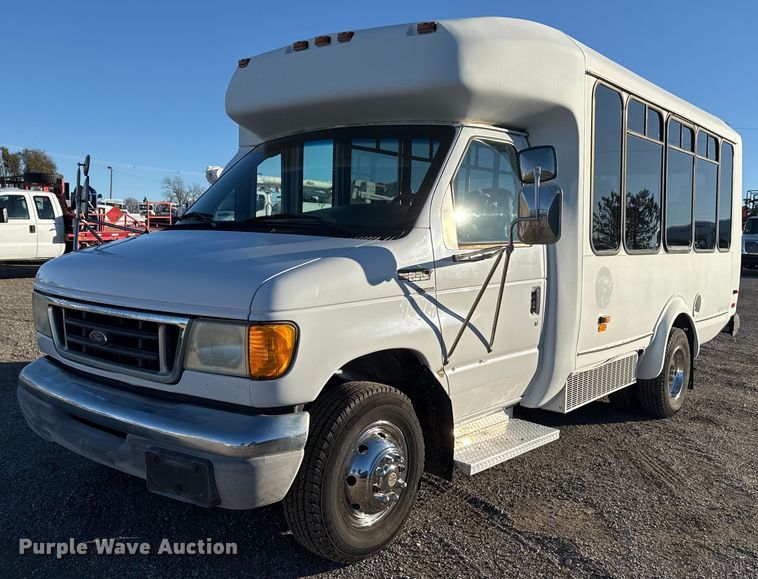 2003 Ford E350 Super Duty shuttle bus - EG2300