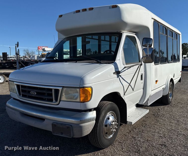 2003 Ford E350 Super Duty shuttle bus - EG2304