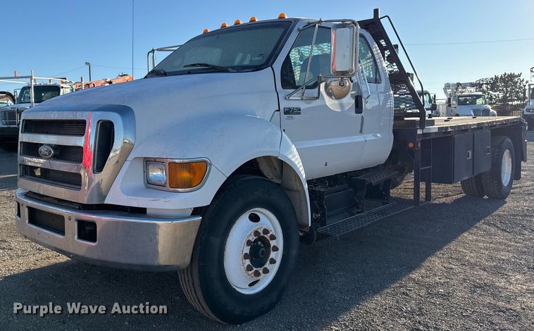 2006 Ford F750 Super Duty SuperCab flatbed truck - EG2334
