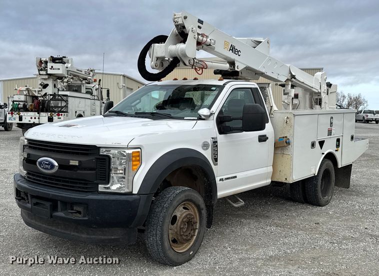 2017 Ford F550 Super Duty XL bucket truck - DO0071