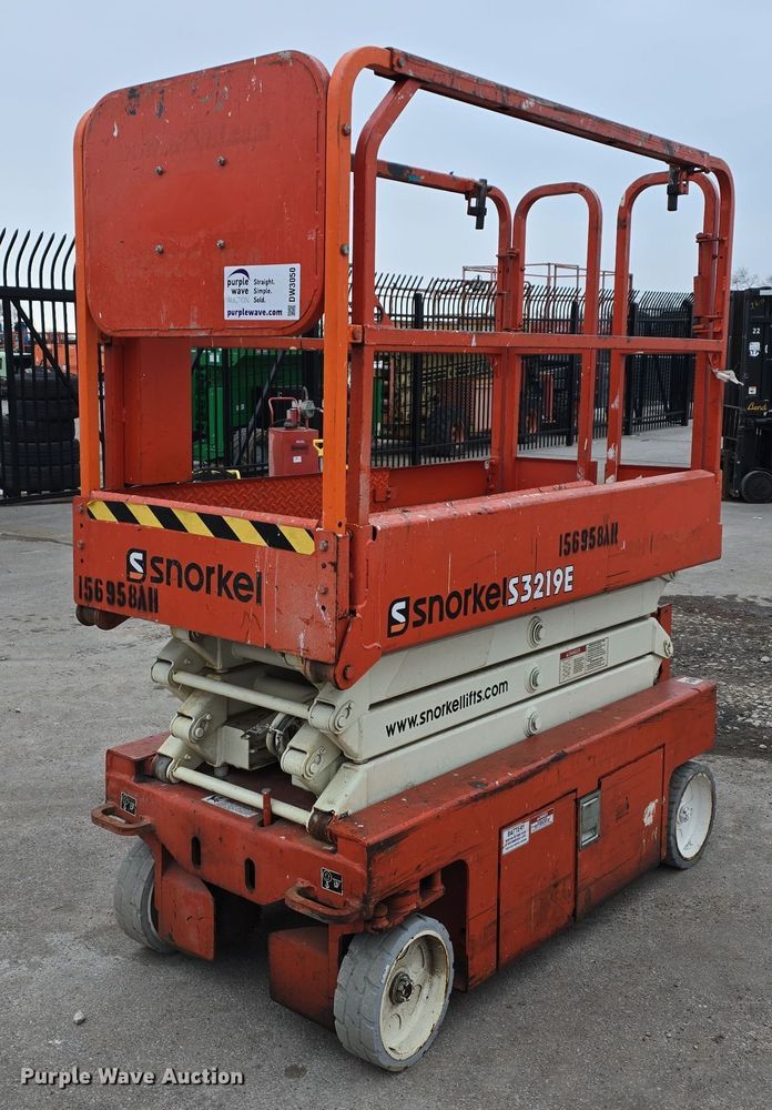 2015 Snorkel S3219E scissor lift - DW3050