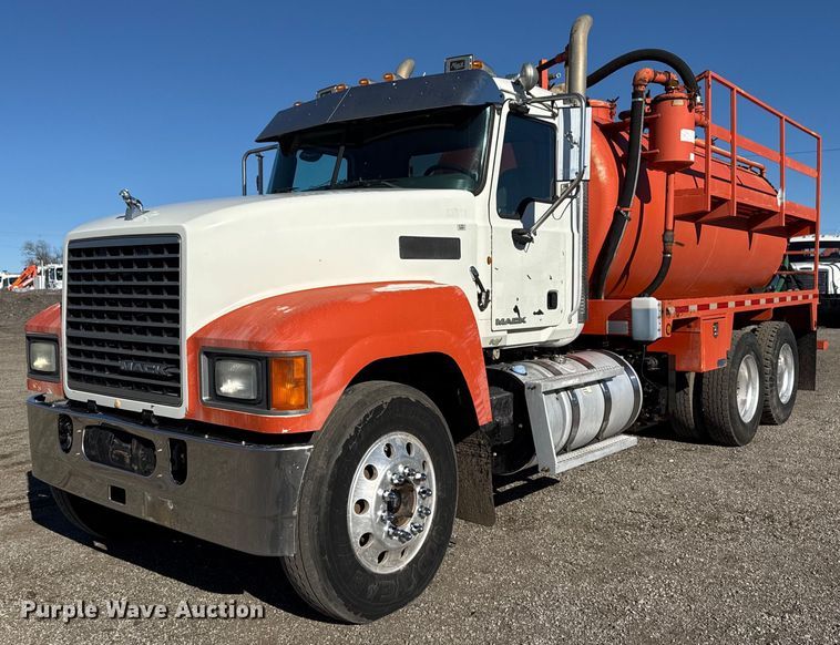 2011 Mack CHU613 vacuum truck - EG2282