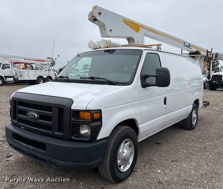 2008 Ford E350 Super Duty van with bucket lift - EG2328