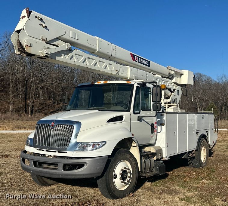 2017 International 4300 SBA  bucket truck - EJ5283