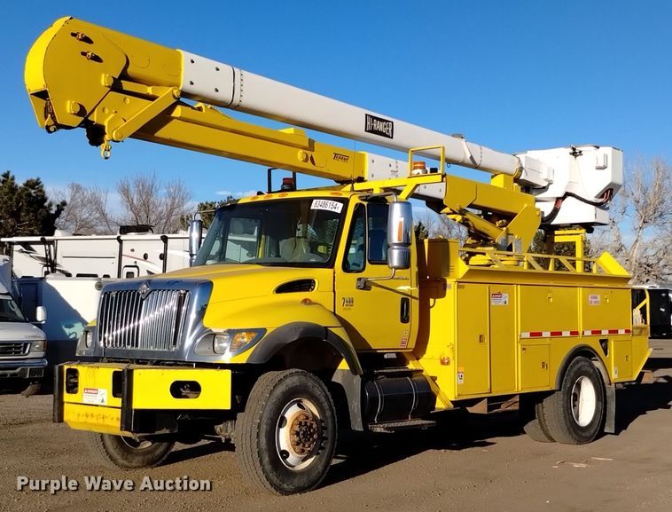2003 International 7400 bucket truck - YA0157
