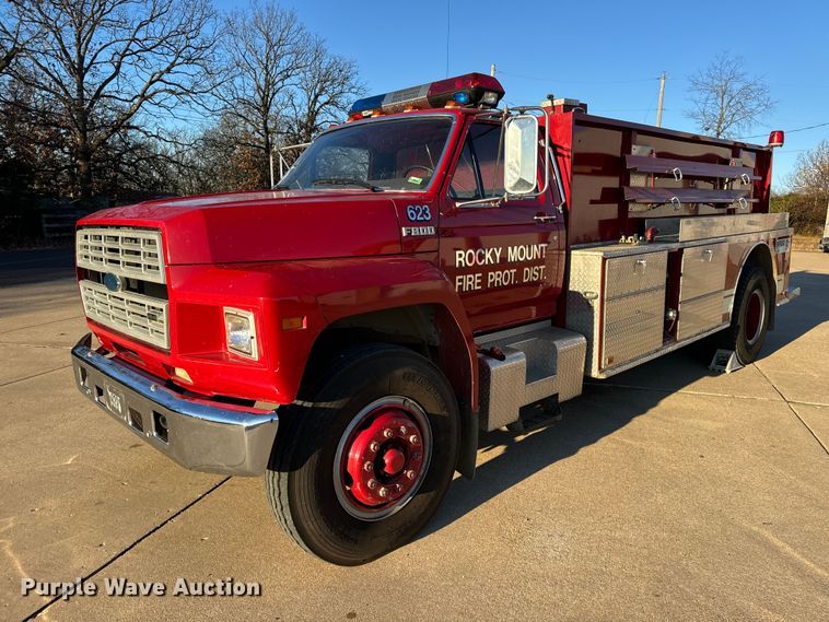 1990 Ford  F800 pumper fire truck - DP6819