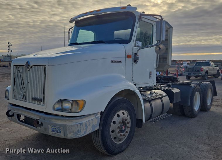 2001 International 9100i semi truck - DT7027