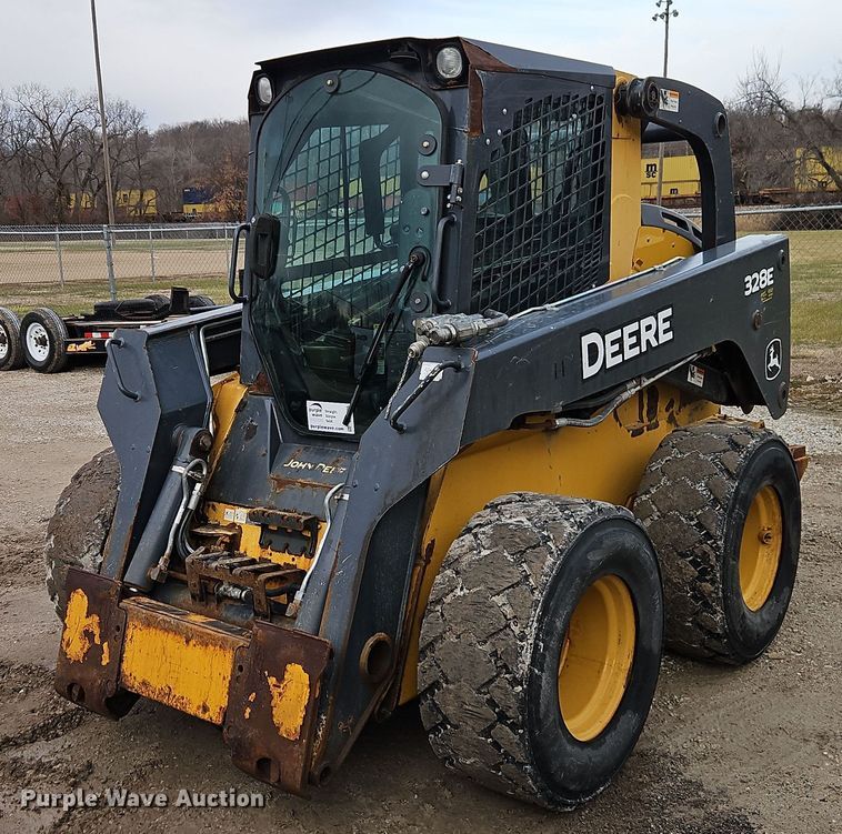 2014 John Deere 328E skid steer loader - DT7586