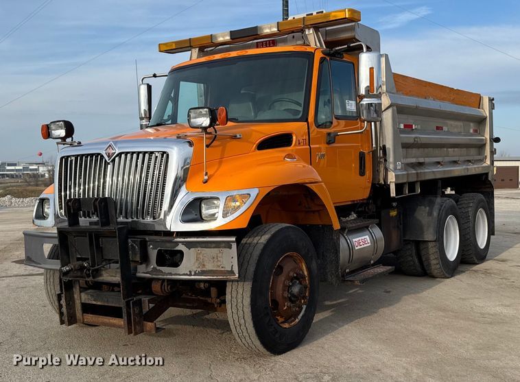 2005 International 7400 dump truck - DW2482