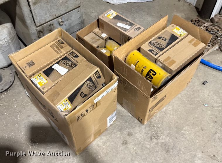 Approximately 29 Caterpillar 1G-8878 filters - DX3932
