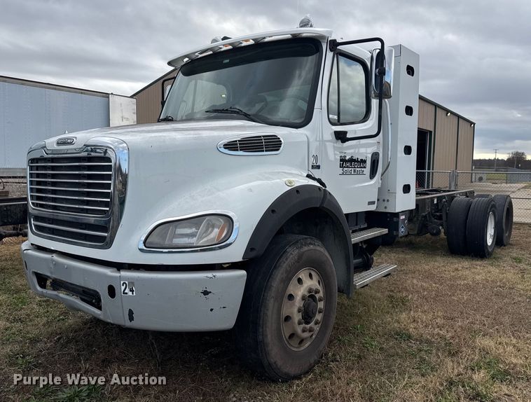 2014 Freightliner Business Class M2 truck cab and chassis - EG7928