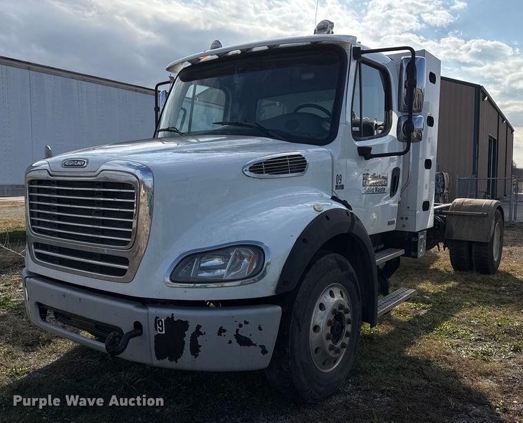 2014 Freightliner Business Class M2 truck cab and chassis - EG7929