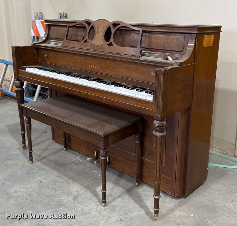 Yamaha piano - EG7943