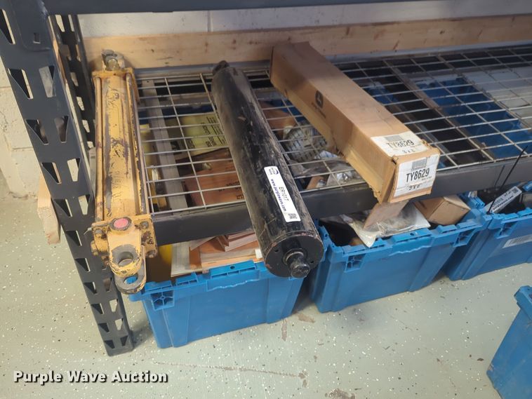 (3) John Deere hydraulic cylinders  - ER1017