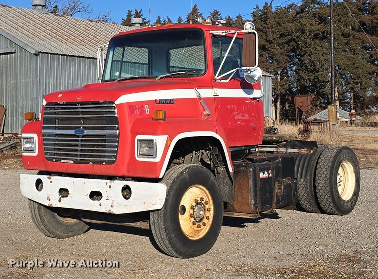 1990 Ford L9000 semi truck - DW3006