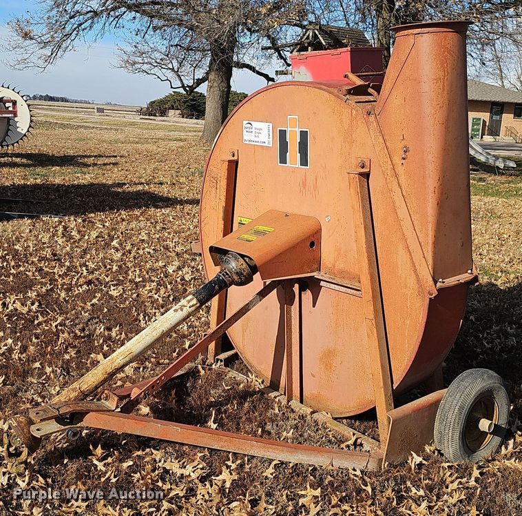 International Harvester 56 silage blower - DW3011