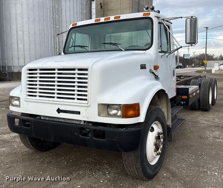 1998 International 4900 truck cab and chassis - DH9218