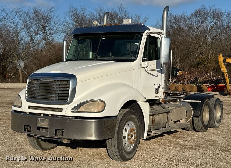 2007 Freightliner Columbia semi truck - DO0077