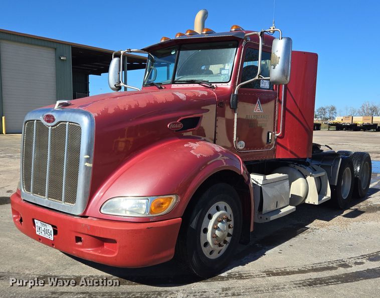 2010 Peterbilt 386 semi truck - DT5427